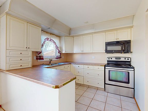 2nd image of 15 Kiniski Cres NW