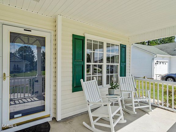 3rd image of 8603 Orchard Loop Road NE