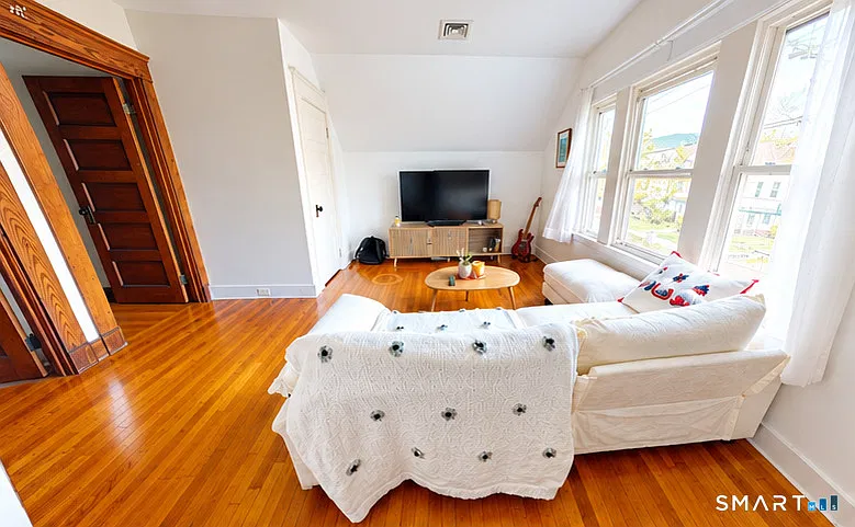 2 bed, 1.0 bath, 970 sqft, $1,900 — Photo 4