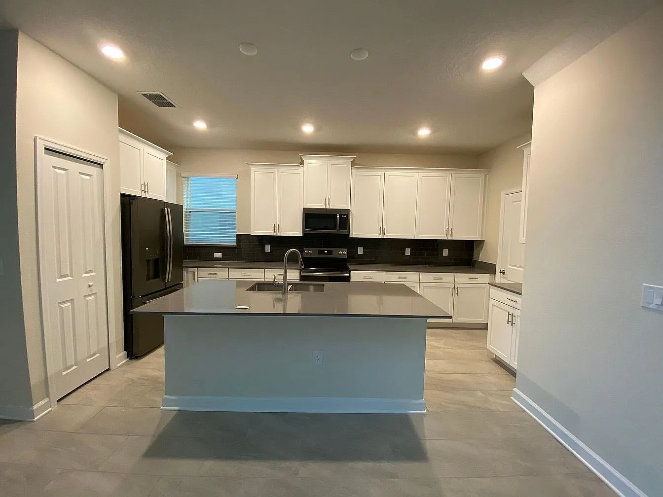 5 bed, 3081 sqft, $3,850 — Photo 3