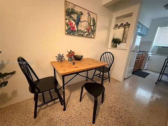 5th image of 461 SW 6th St APT 5