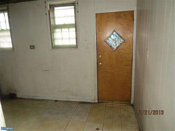 4th image of 400 E Cambria St