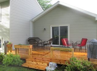 748 Stonebridge Ln, Crystal Lake, IL 60014