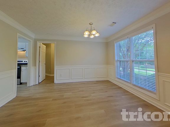 4th image of 20 E Lawn Dr