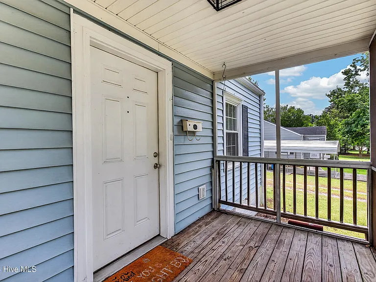 403 Sherwood Rd — Photo 4