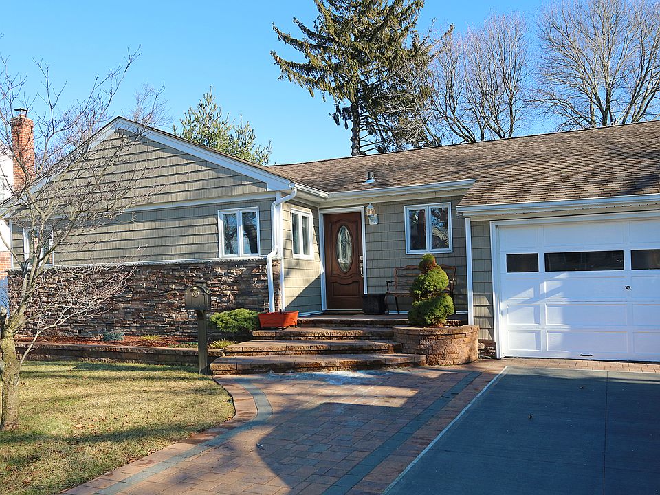 Beautiful  Home w/new drvway