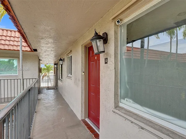 3050 NE 5th Ter #13 — Photo 4