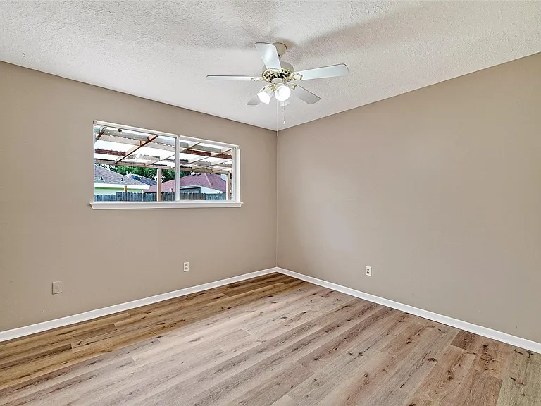 13847 Cherry Hollow Ln — Photo 25