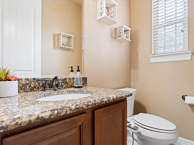 916 Easton Dr — Photo 14