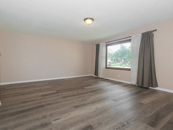 4th image of 6847 Meadowbrook Ln