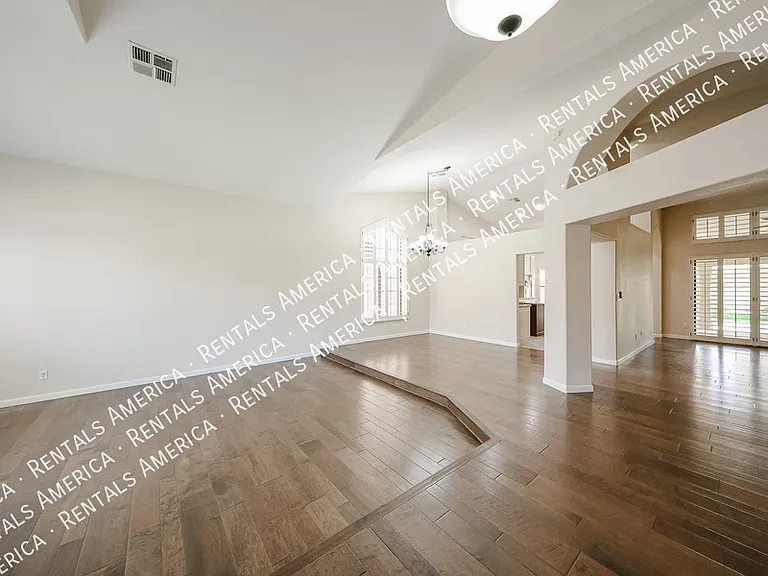 1635 W Wisteria Dr — Photo 4