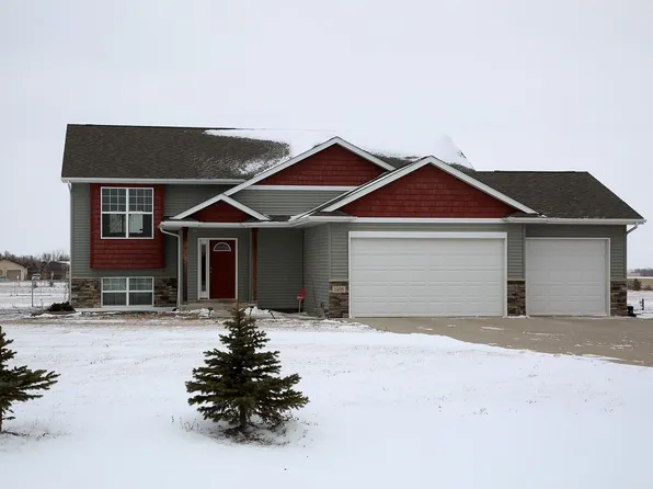 1405 Appaloosa Way NE, Minot, ND 58703