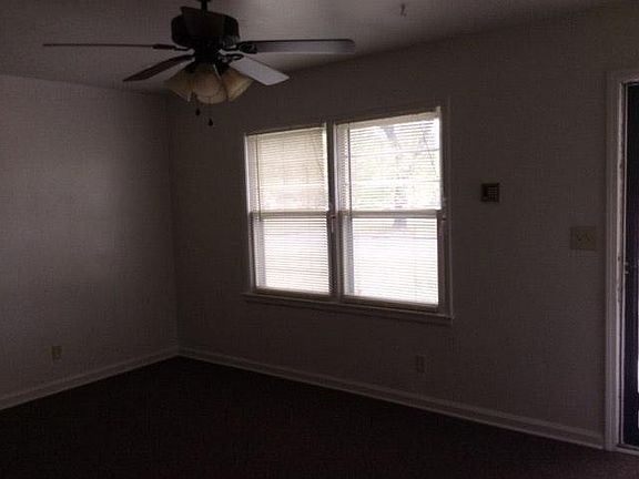 Living room w/ceiling fan