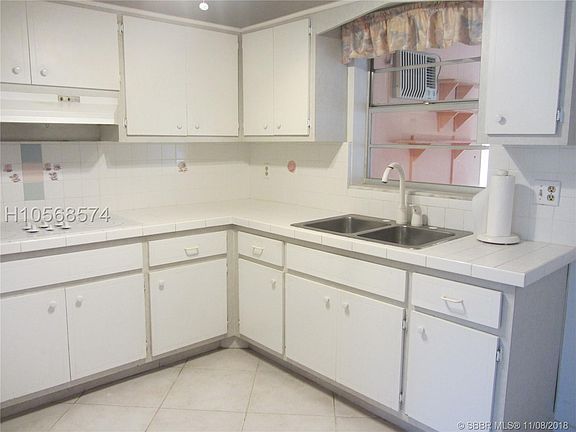3rd image of 4521 SW 42nd Ave