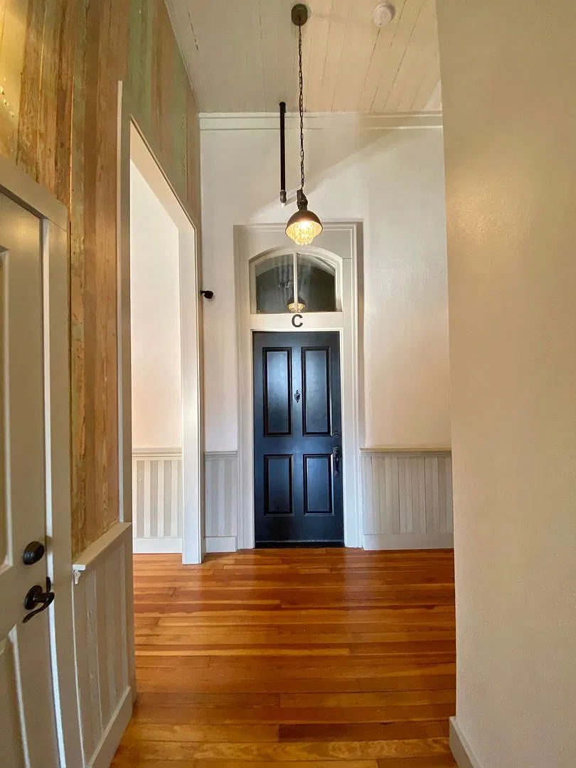 Downtown Apartment Overlooking the Square — Photo 3