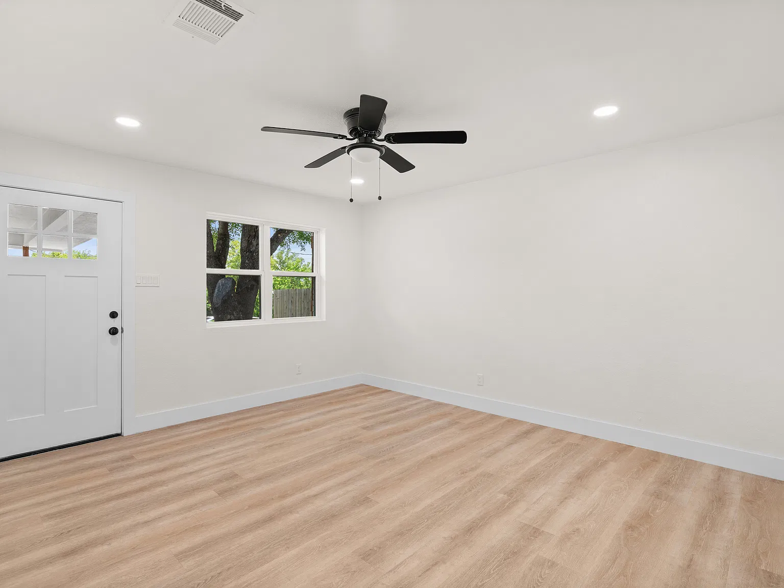 3 bed, 1008 sqft, $2,500 — Photo 2