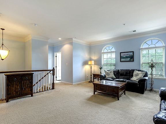 Formal LR w/ crown moulding