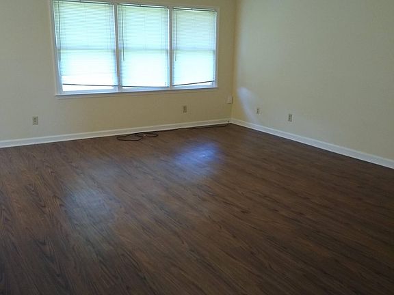 3rd image of 403 Sweetbay Ct