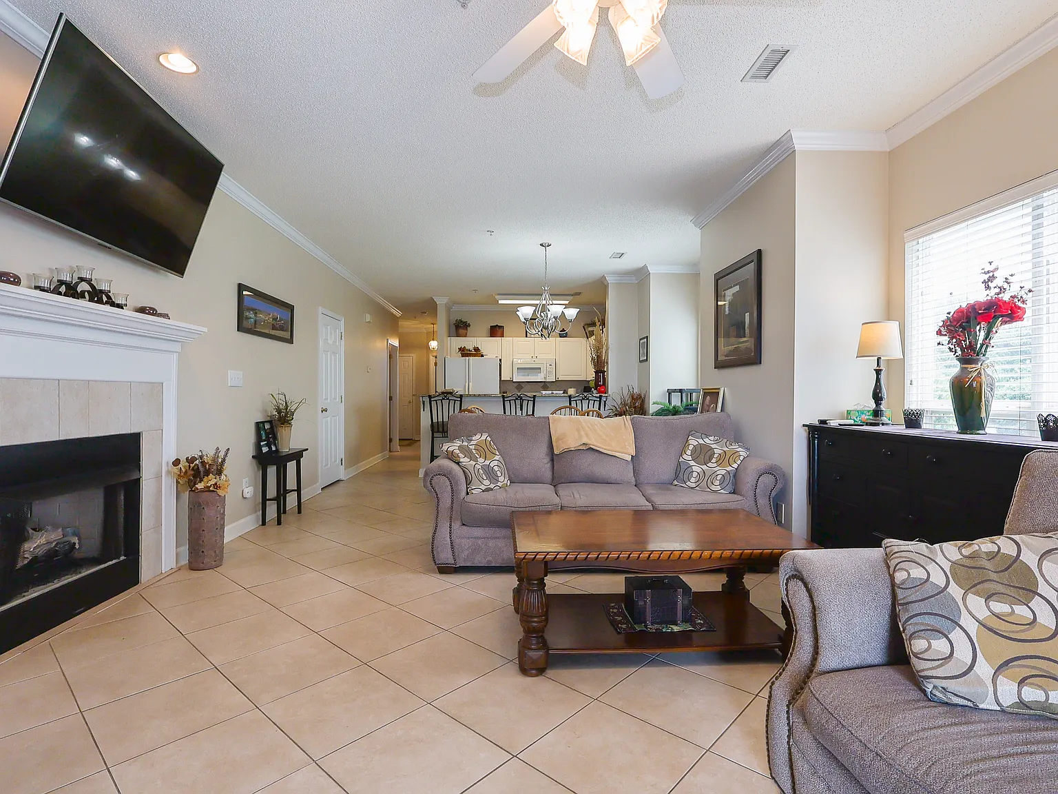 3 bed, 1357 sqft, $2,500 — Photo 2