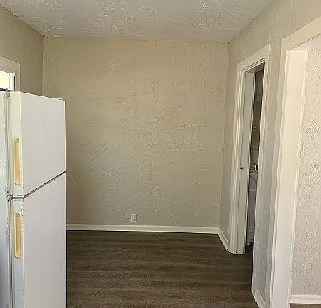 4th image of 215 Davis St