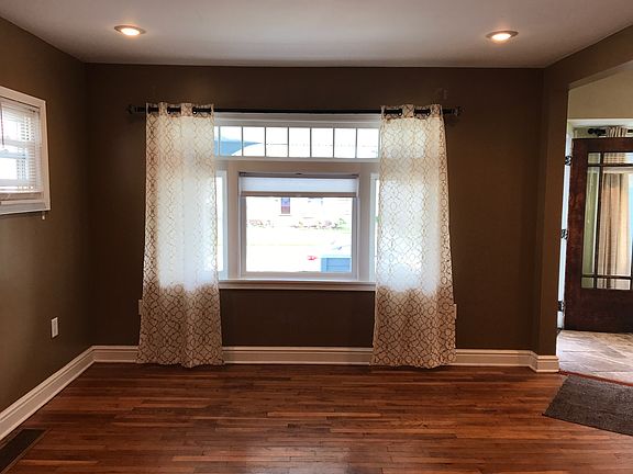 4th image of 20589 Woodstock Ave