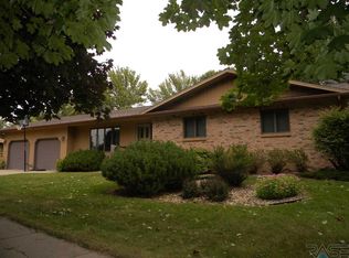 906 Jennifer St, Madison, SD 57042