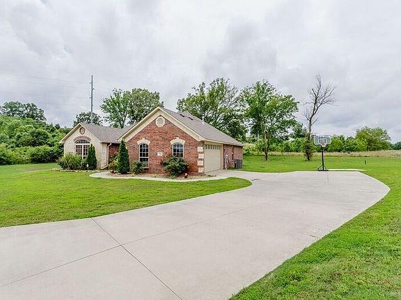 2nd image of 700 Shanna Dr