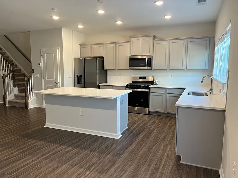 5106 Cambrey Dr — Photo 5