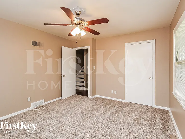 3609 NE 49th Ter — Photo 10