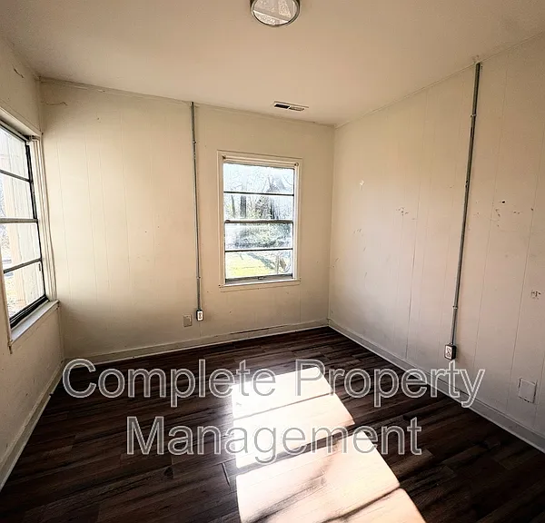 1933 Saint Charles Ct SW — Photo 4