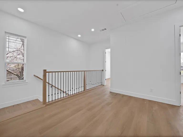 308 E 7th St — Photo 39