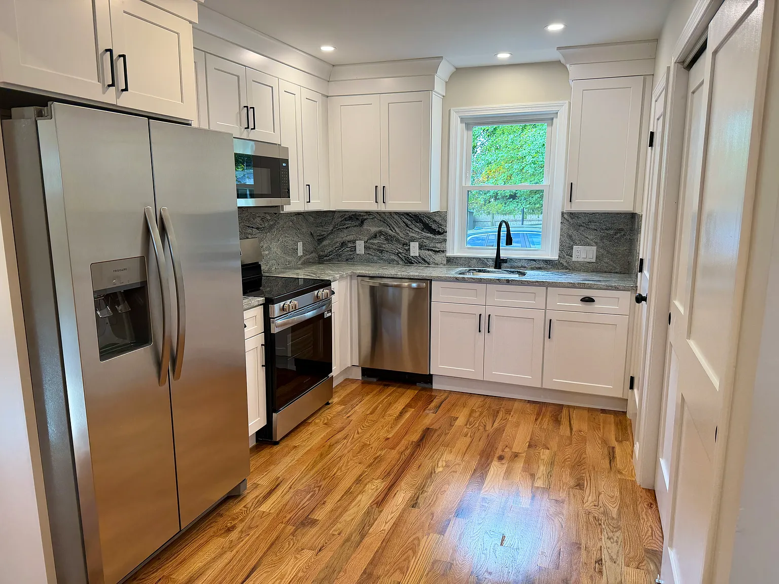 2 bed, 880 sqft, $3,000 — Photo 3