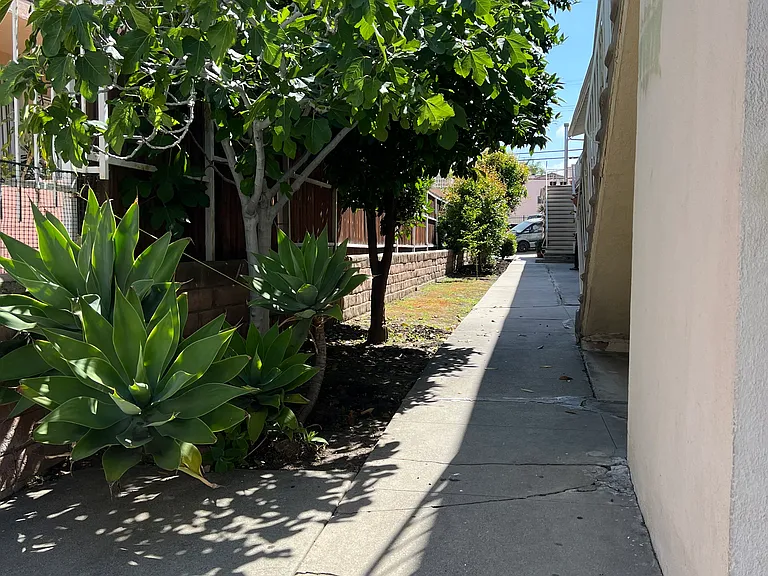 1372 N Serrano Ave #8 — Photo 12