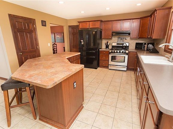5th image of 32 Ashwood Ct