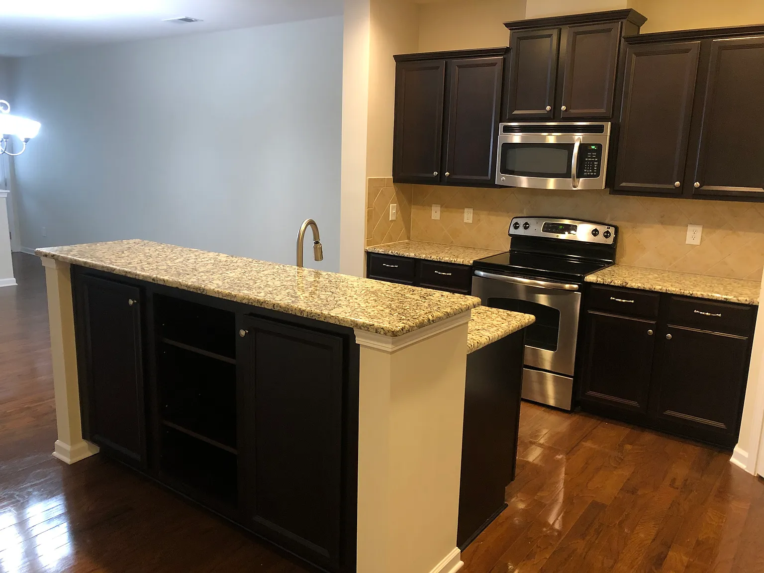 3 bed, 2.5 bath, 1882 sqft, $2,250 — Photo 3