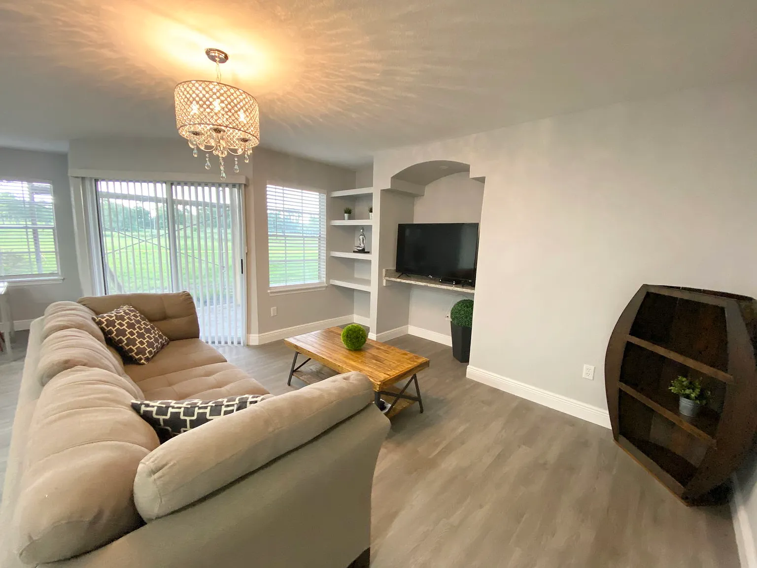 2 bed, 1.0 bath, 1007 sqft, $2,500 — Photo 2