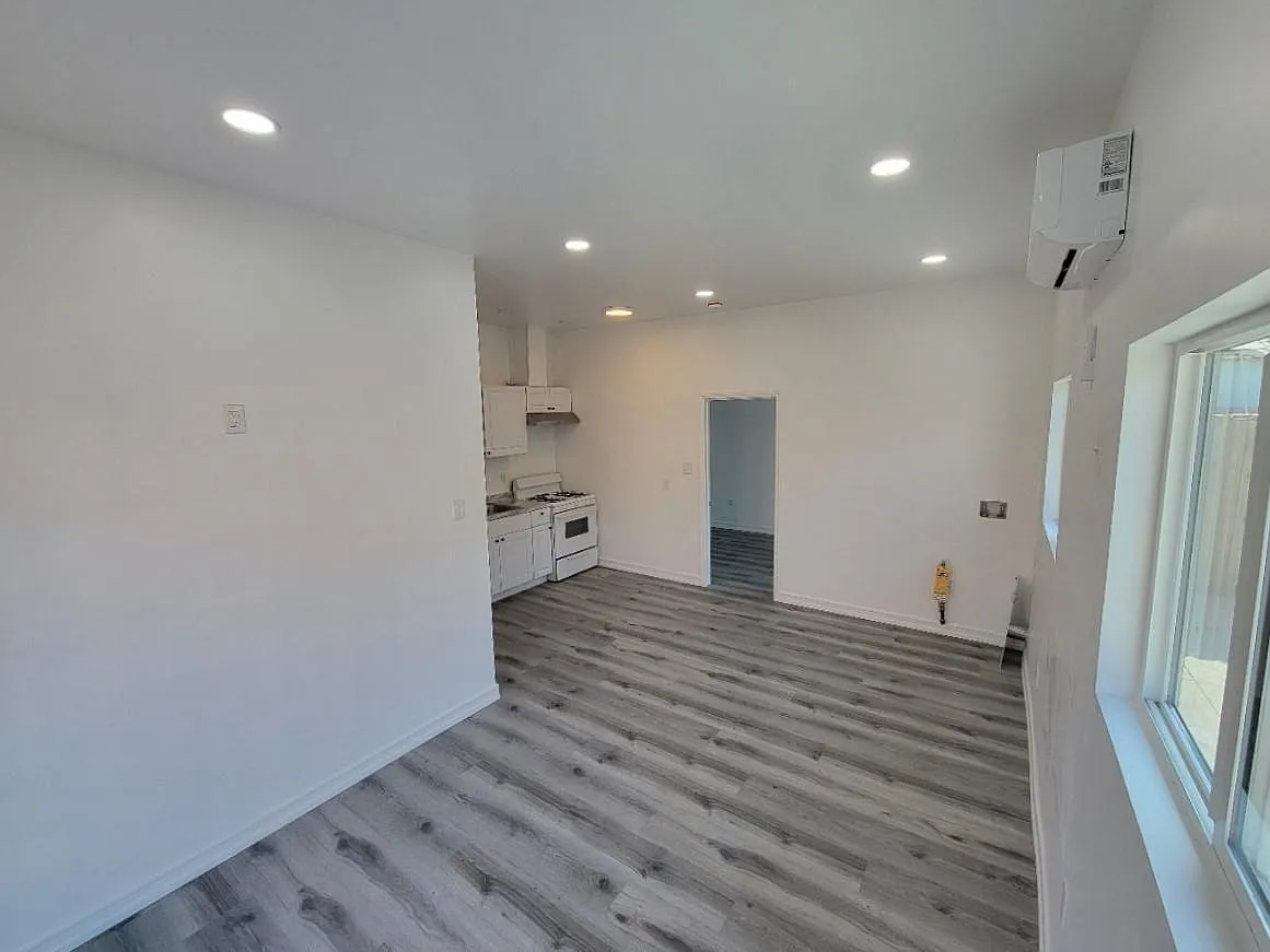 Building Photo - 713 3/4 W 57th St