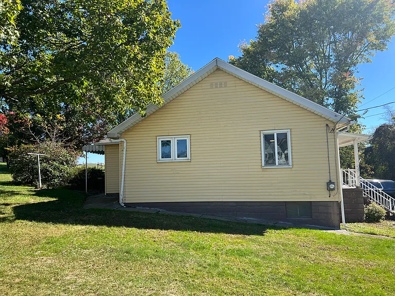 52 Hickory St — Photo 2