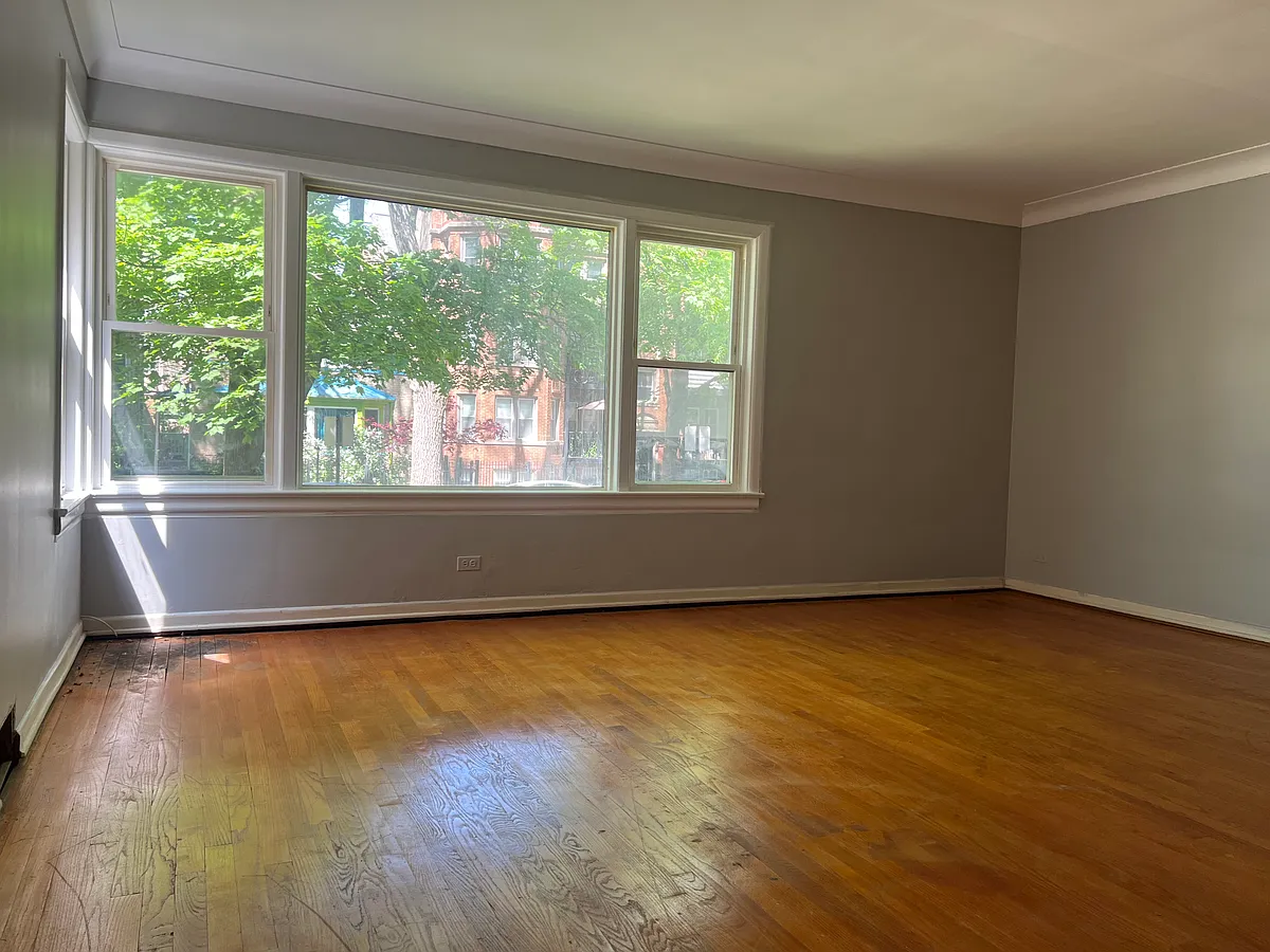 Living room - 6251 N Richmond St #1