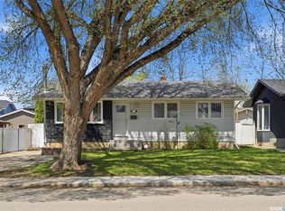 2122 37th STREET W, Saskatoon, SK S7L 4E3