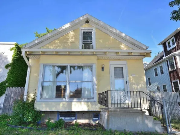 2711 N Pierce St, Milwaukee, WI 53212
