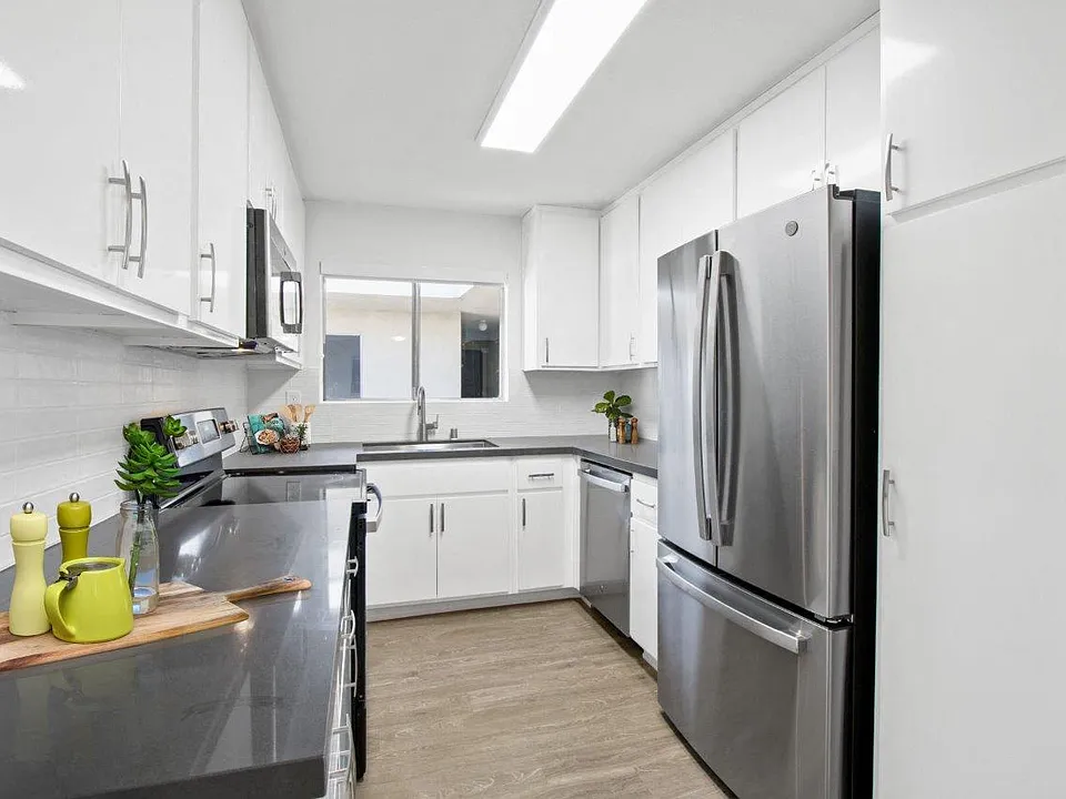 525 E Magnolia Blvd