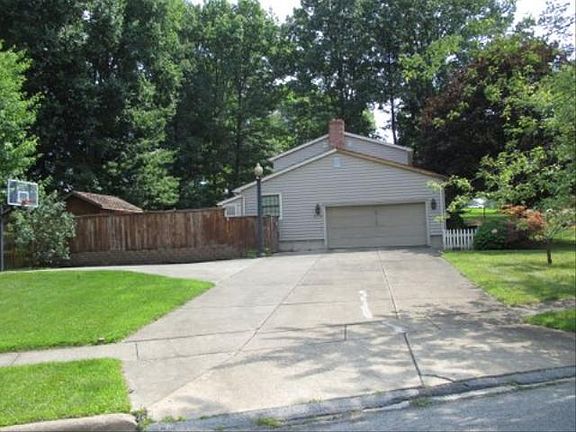 2nd image of 576 Oakridge Dr
