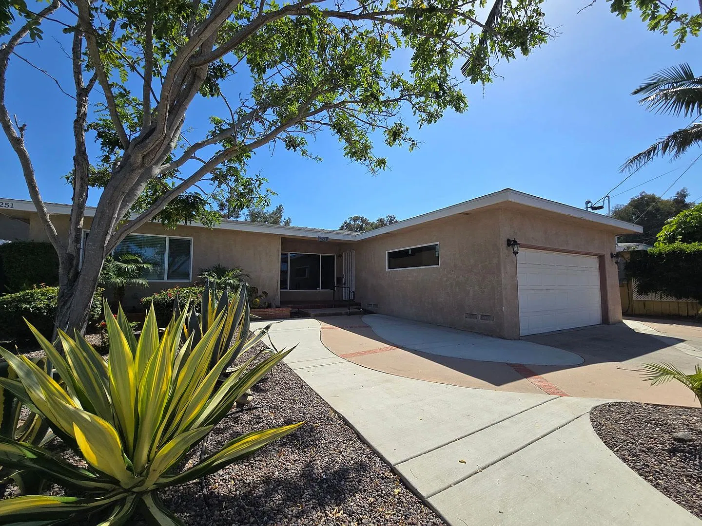 5BD/3BA on Adobe Dr!! — Photo 1