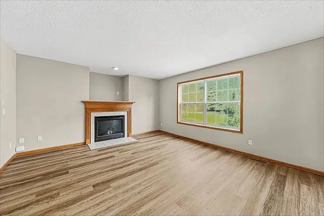 5 bed, 3.5 bath, 3220 sqft, $2,915 — Photo 3