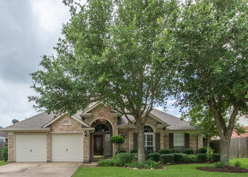 Beautiful 3/2/2 with gorgeous landscaping, quiet established neighborhood