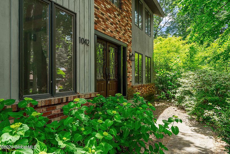 3rd image of 1042 Valerie Drive