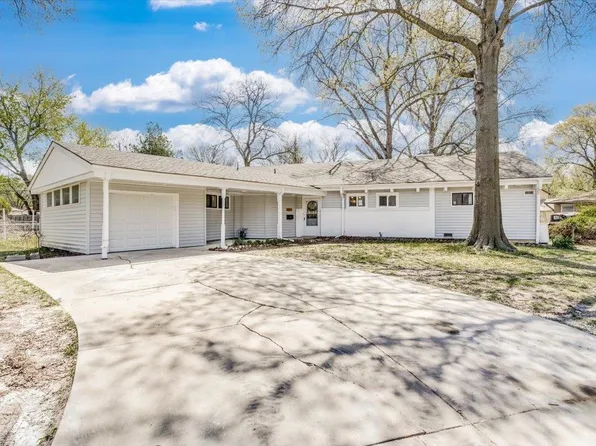 2615 E Clover Ln, Wichita, KS 67216