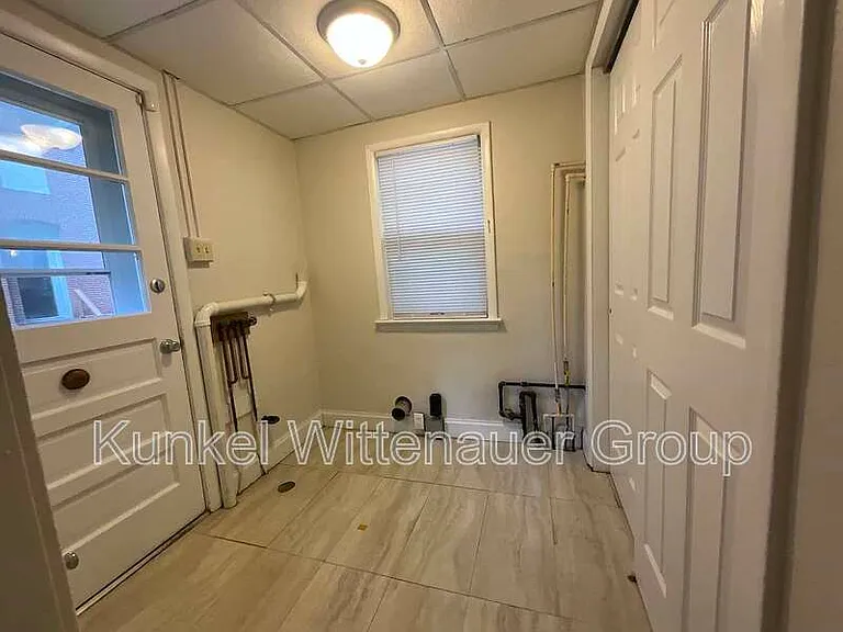 324 N Jackson St — Photo 15