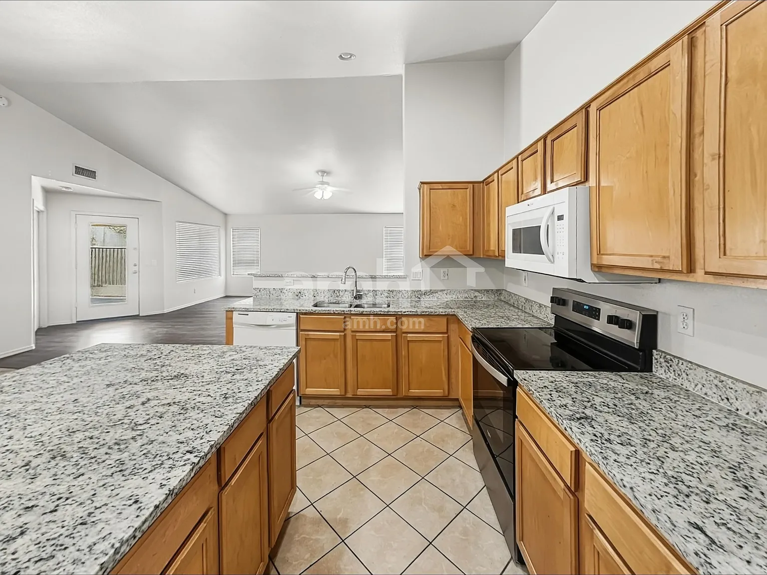 3 bed, 2.0 bath, 1679 sqft, $2,370 — Photo 4